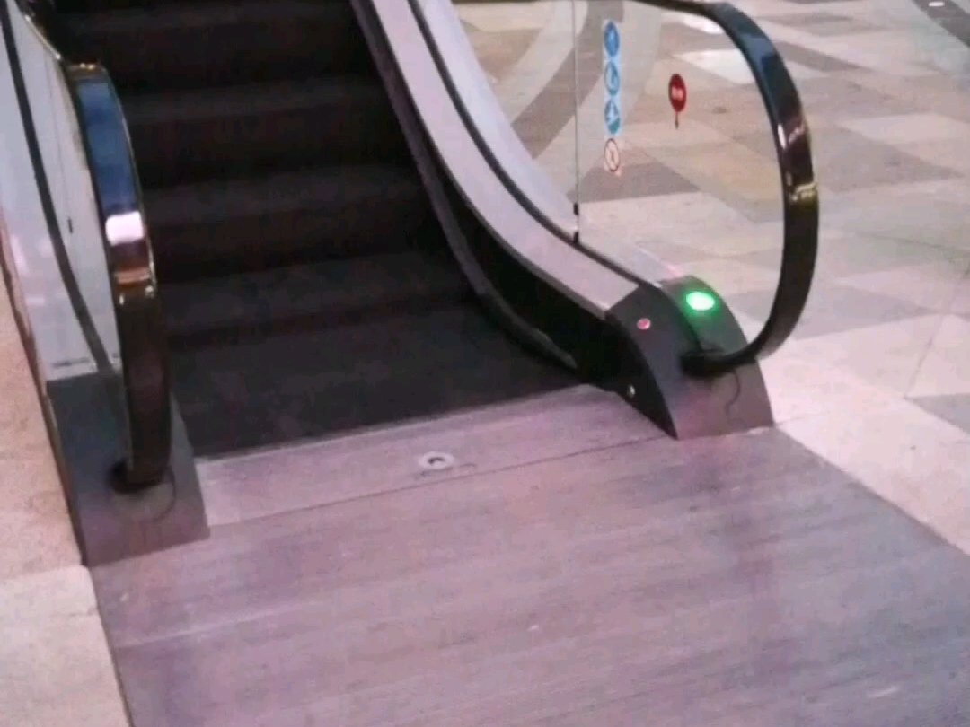 南昌百盛优客城市广场的迅达9300自动扶梯