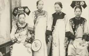 Video herunterladen: 清末旧影：穷人找虱子，宫女晒被子，1900年的天安门见证沧桑