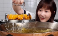 把1000块的海鲜高汤，倒进200度的高温油锅？