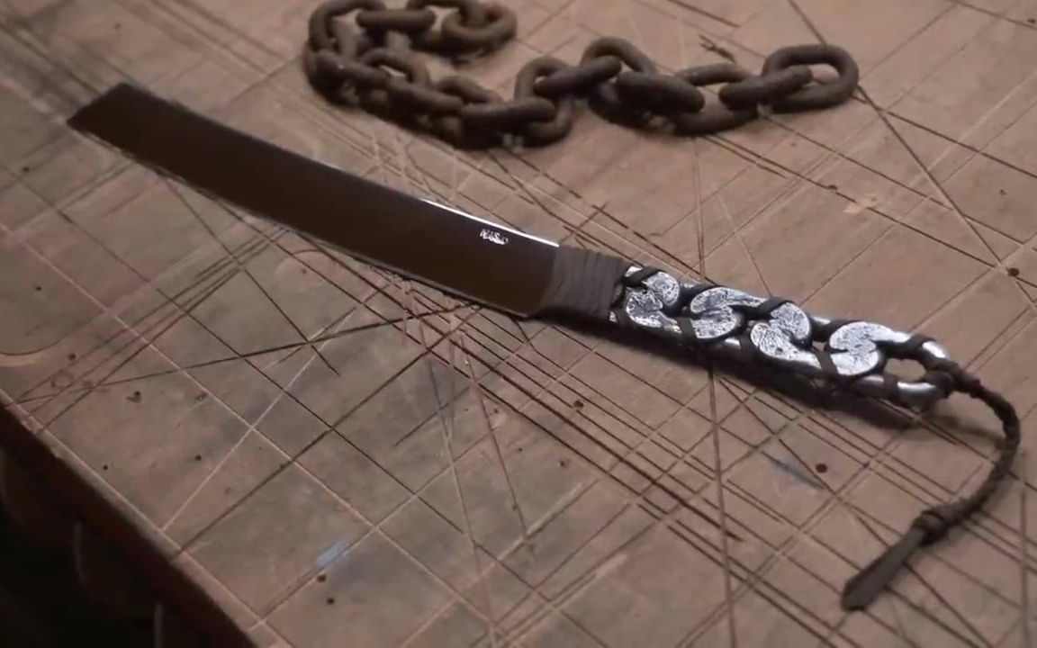根生锈的铁链打造成吹毛立断的链式刀