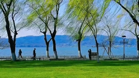 [图]三月花芬芳，青草柳丝长。远目望碧空，风轻牵柔肠。