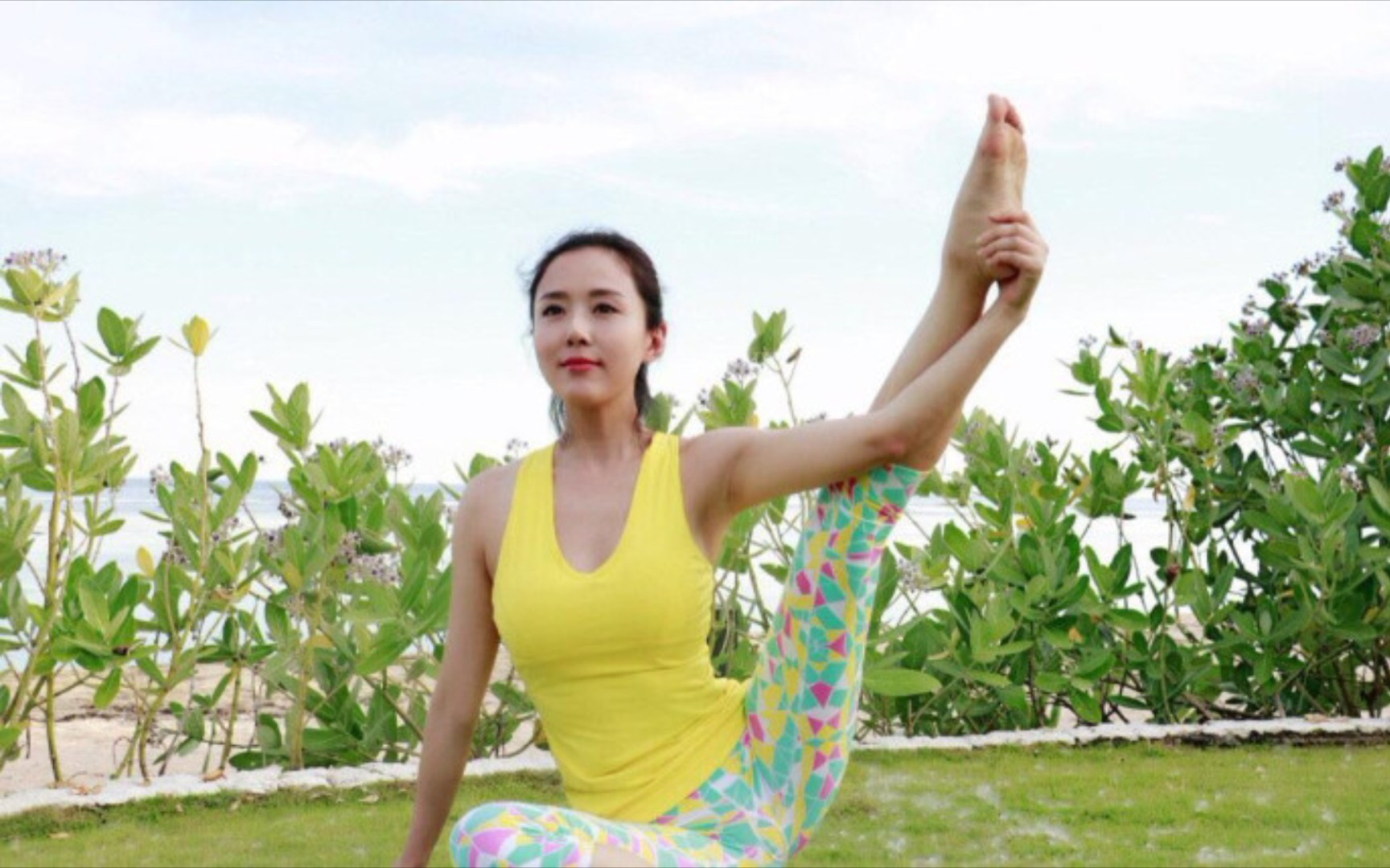 颜丹晨气质真不错,坐在草里练瑜伽优雅高贵,黄配绿也没有土气感_哔哩