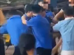 Download Video: 江西抚州多名执法人员殴打一名男子？镇政府：派出所和纪委已介入