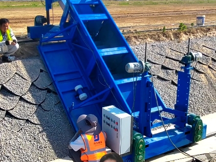 供应护坡摊铺机南水北调渠底铺路机斜坡摊铺机边坡摊铺机厂家边坡摊铺