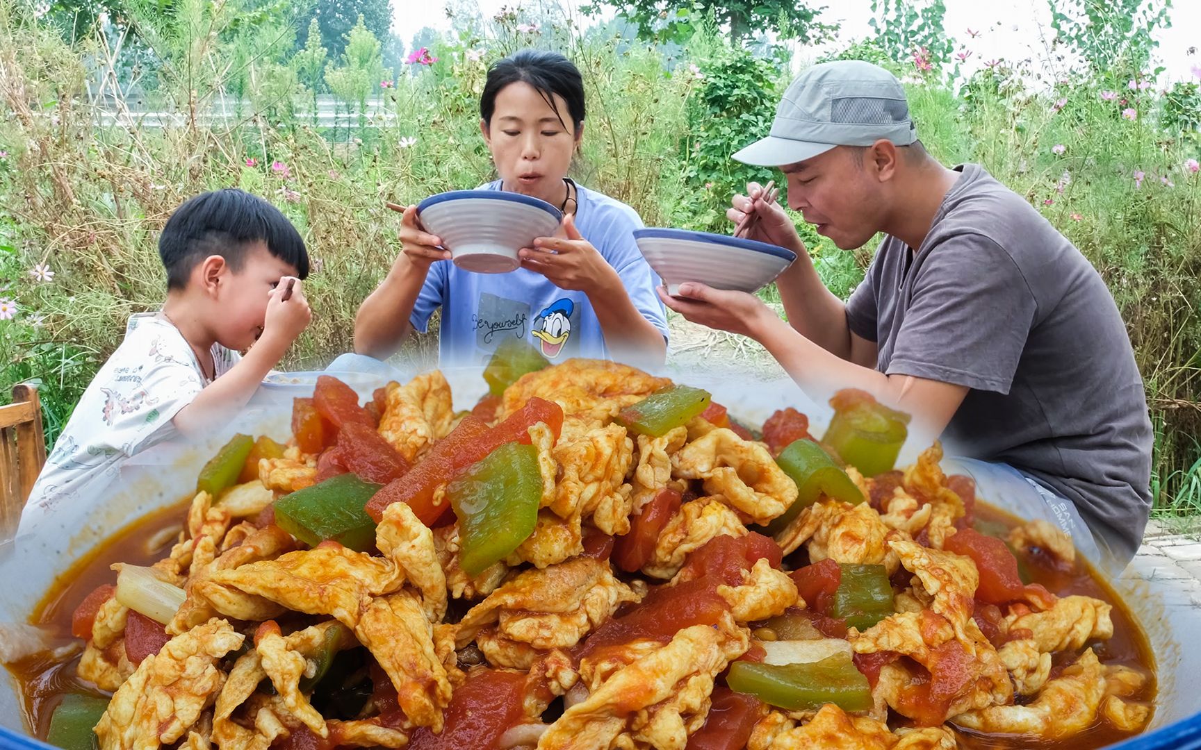 小勇做手擀面,浇上西红柿鸡蛋卤,老公:全麦面粉做的面条真香啊哔哩哔哩bilibili