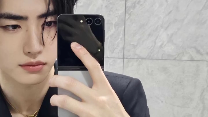 昨日份引发粉丝反响的ehnypen朴成训自拍,黑色禁欲系小说男主可以代了