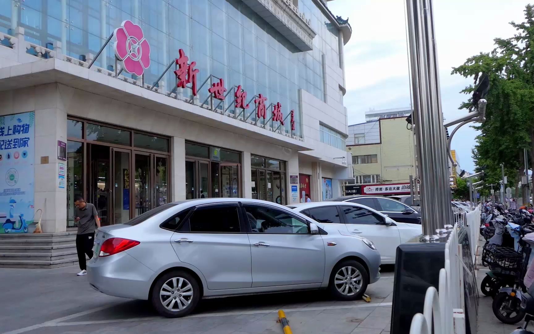 昌平城区鼓楼南街的新世纪商城,是个地标商场