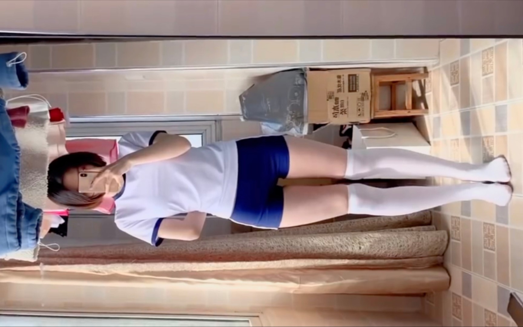 白色过膝袜配上体操服有多可爱