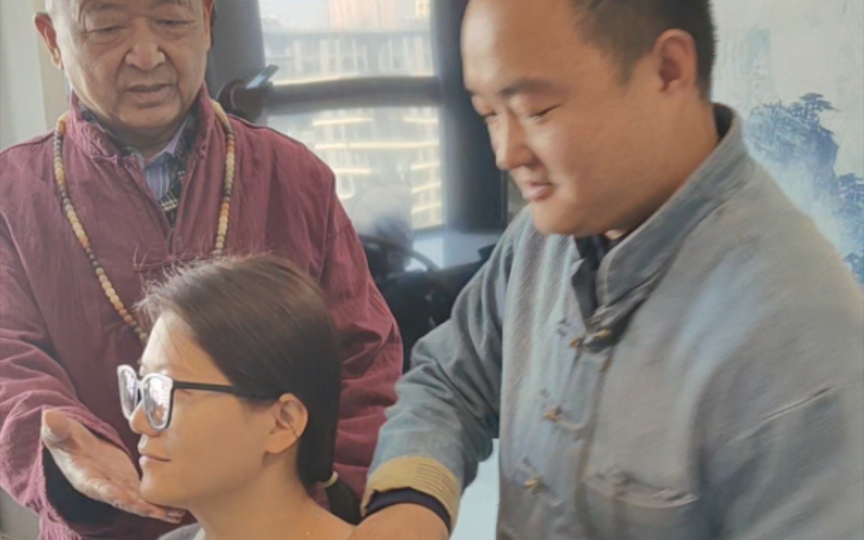 美女正骨,师傅指点徒弟中