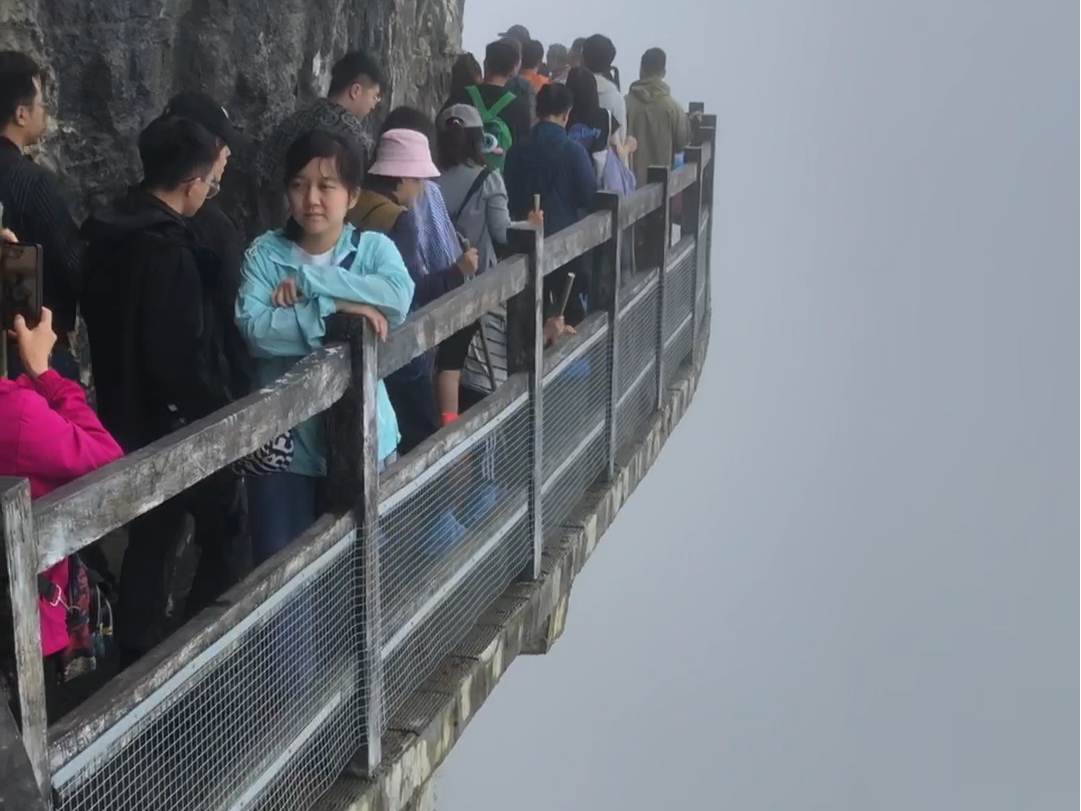 手机真实记录,今天走在恩施大峡谷山顶上,来恩施大峡谷是看峡谷的,景区非安排先爬上再下到谷底看云龙地缝,期待一会吧,先累累自己哔哩哔哩bilibili