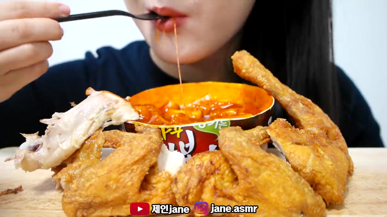 韩国吃播jane小姐姐 asmr 撒毒哈哈!炸鸡蘸酱辣炒年年糕!
