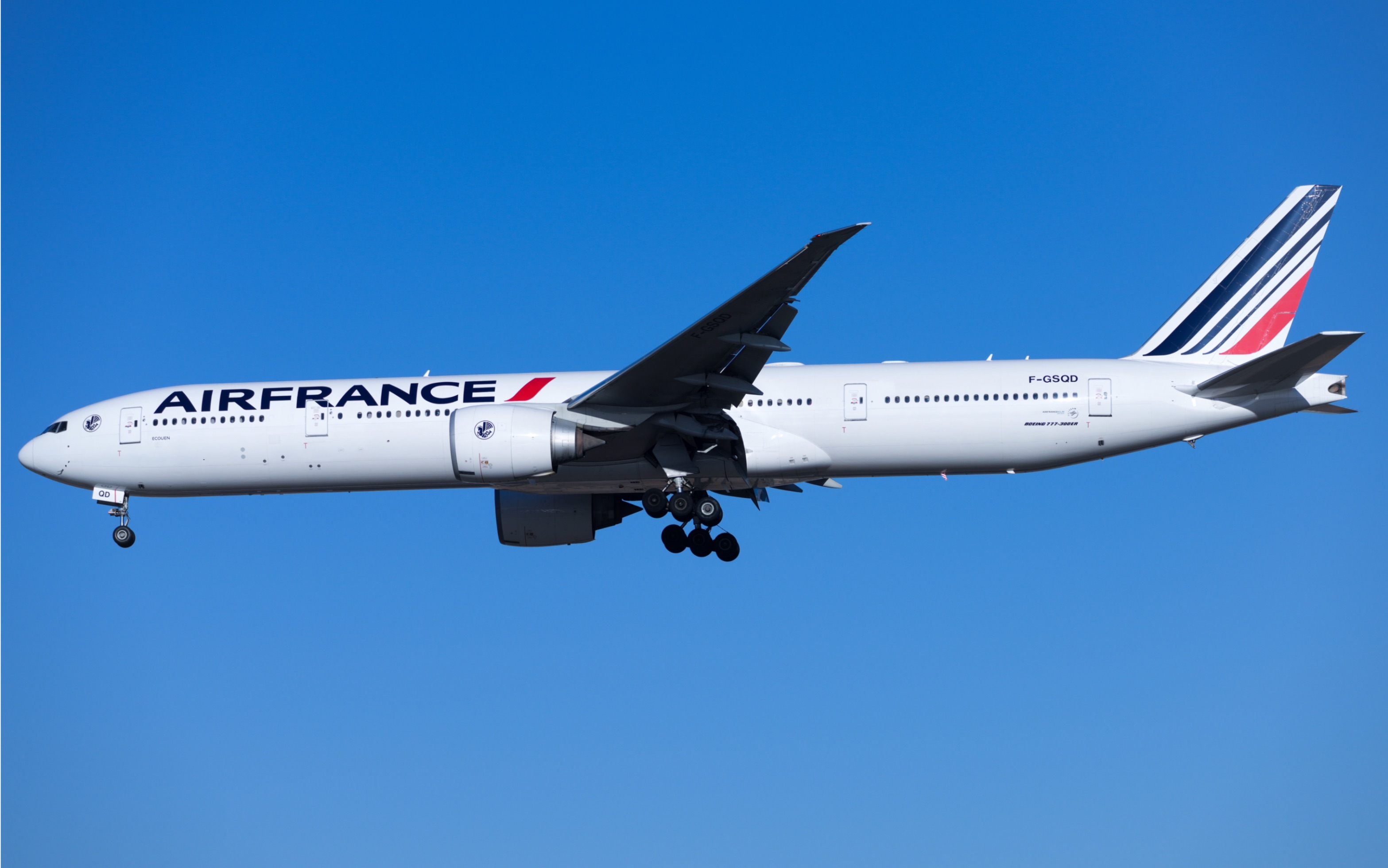 法航新涂装波音777好天落地首都机场01跑道