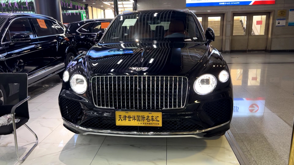 宾利添越4.0t黑棕港口现车特惠价