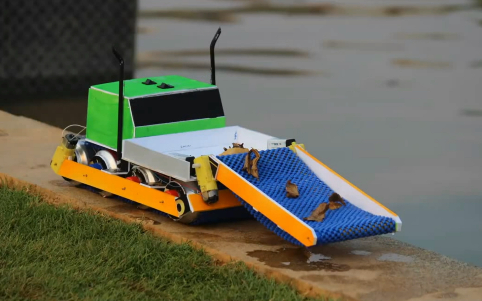 水上清洁垃圾船