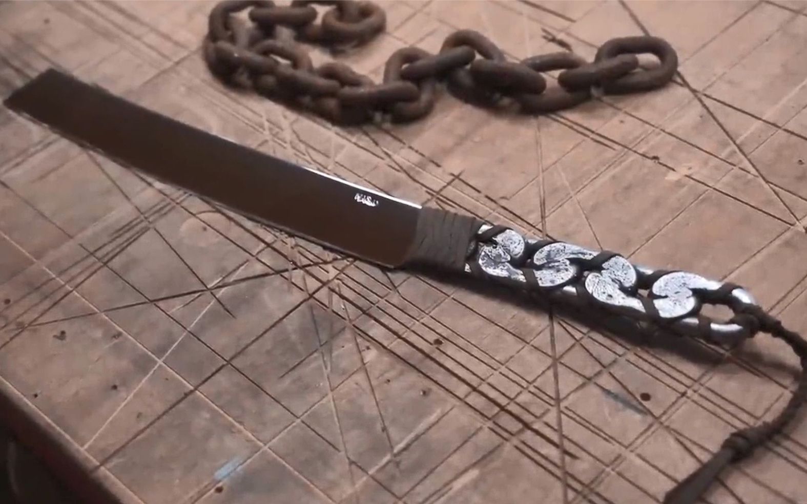 用生锈的旧链子锻造一把锋利无比的,链式剑!_哔哩哔哩_bilibili