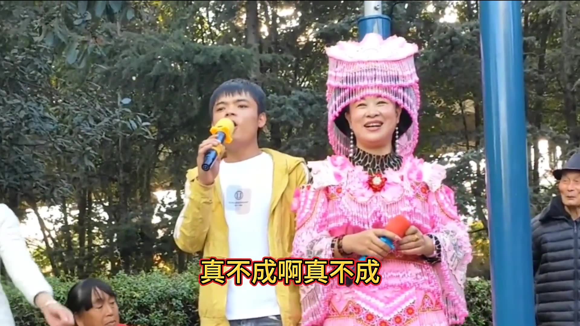 云南山歌你那个婆娘最难看走起路来尾巴扭山歌对唱云南山歌山歌