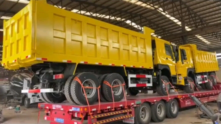 装车发货,出口非洲的自卸车,重汽豪沃后八轮翻斗车库存新车