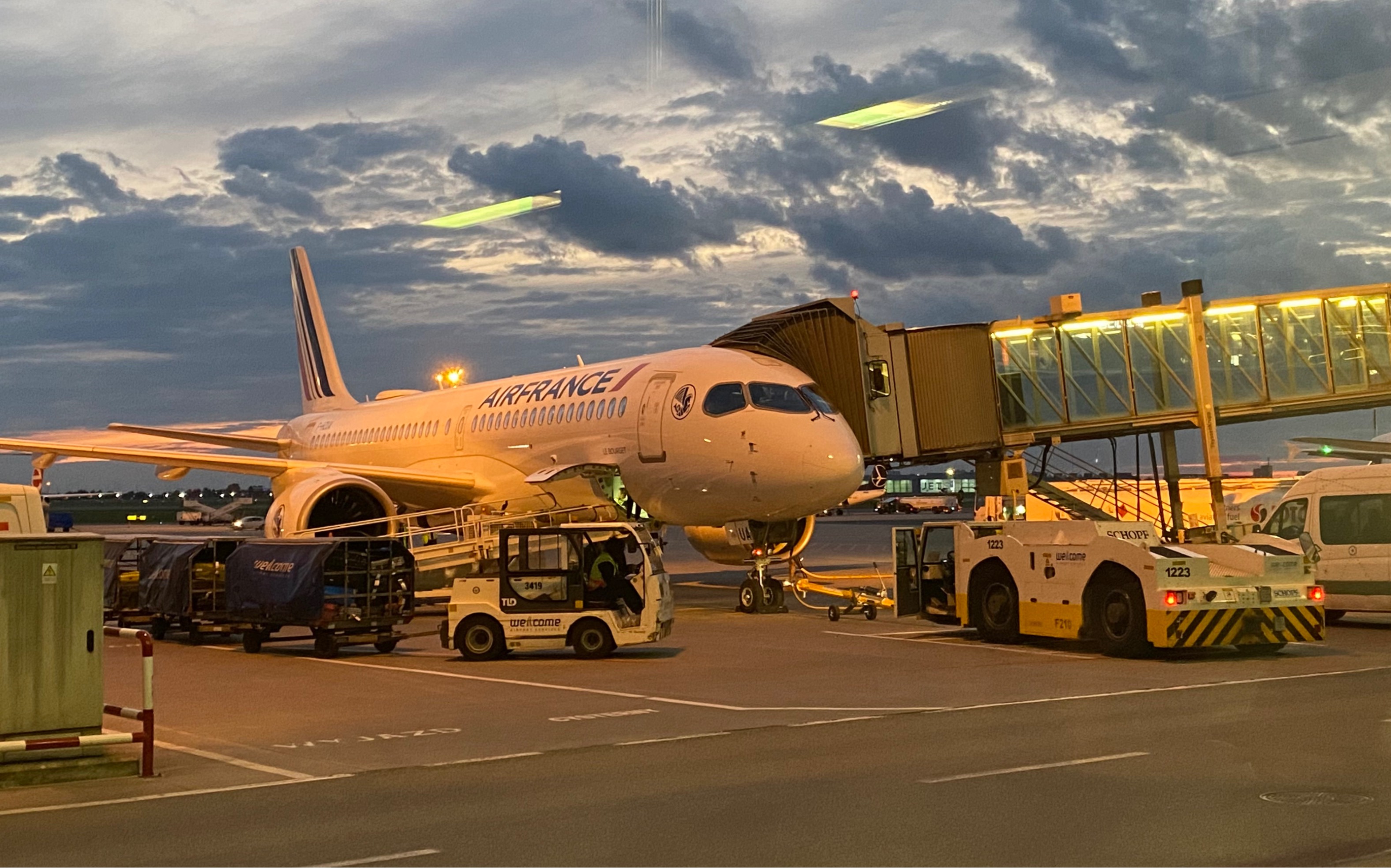 法国航空a220体验!2022最新交付的最先进窄体客机 巴黎-华沙