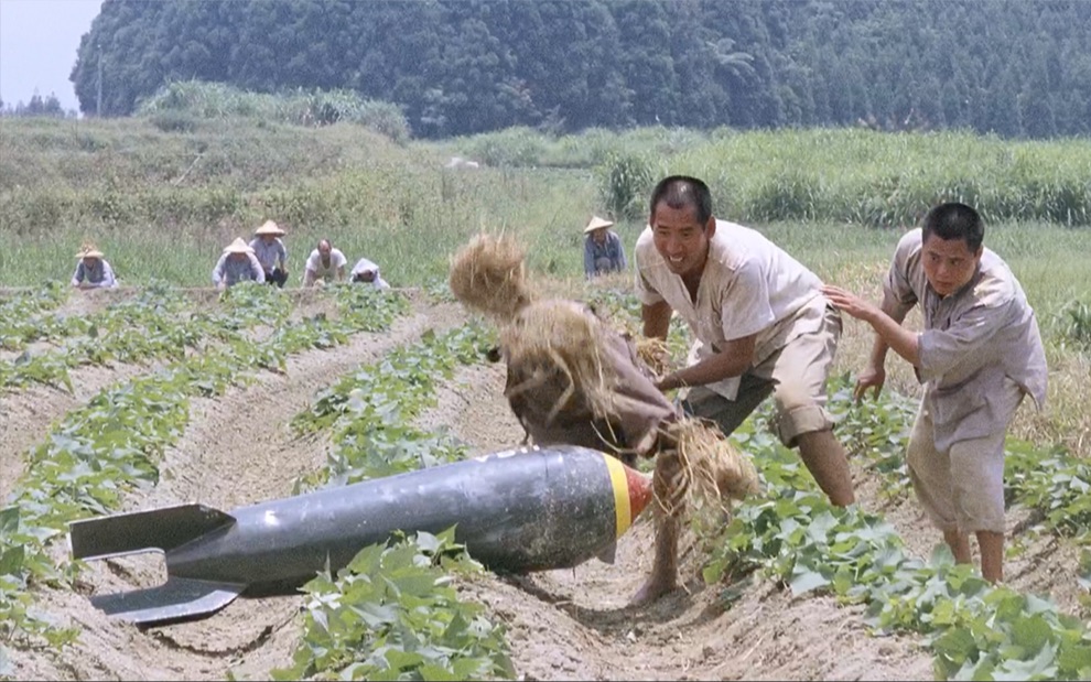 1987年台湾电影,农民田里掉进美国炸弹,从此天天盼轰炸哔哩哔哩bilibili