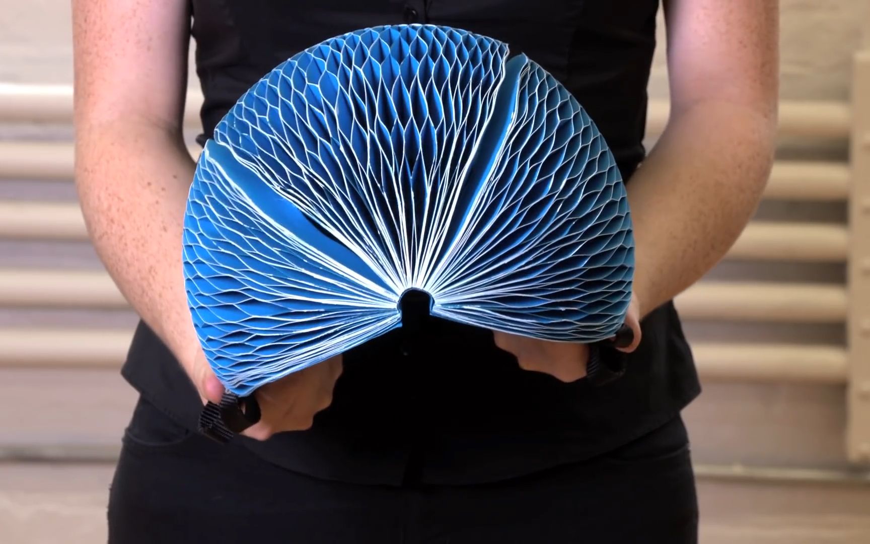 女大学生用纸做头盔获大奖,不仅可折叠还能防水,质量不输传统头盔