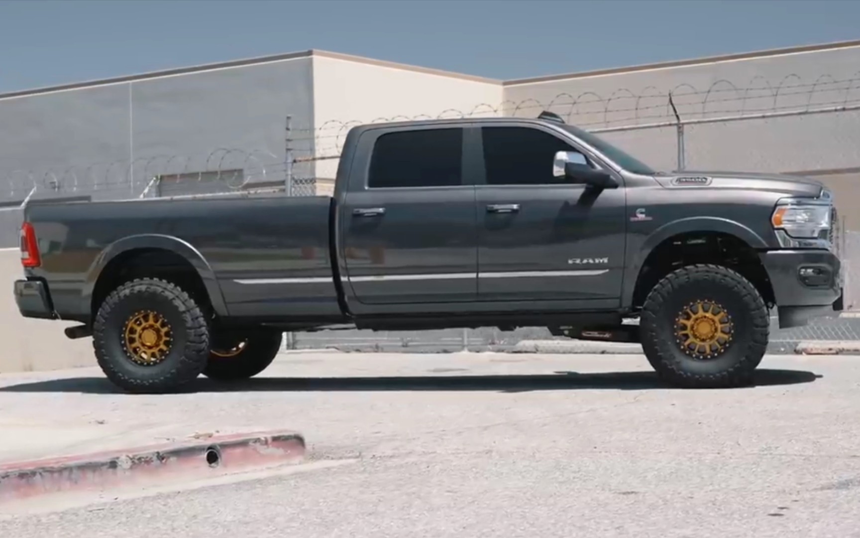 【卡车爱好者】37寸大脚的ram3500改装鉴赏