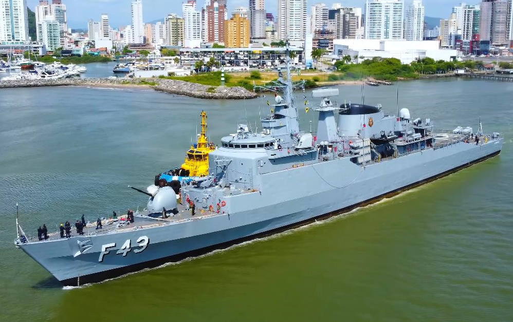 【巴西海军】尼泰罗伊级护卫舰"自由"号(f-43)驶离伊塔雅伊港(2022/1)