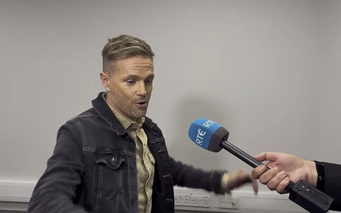 nickybyrne尼基柏恩展示标志性舞步dwts2022321
