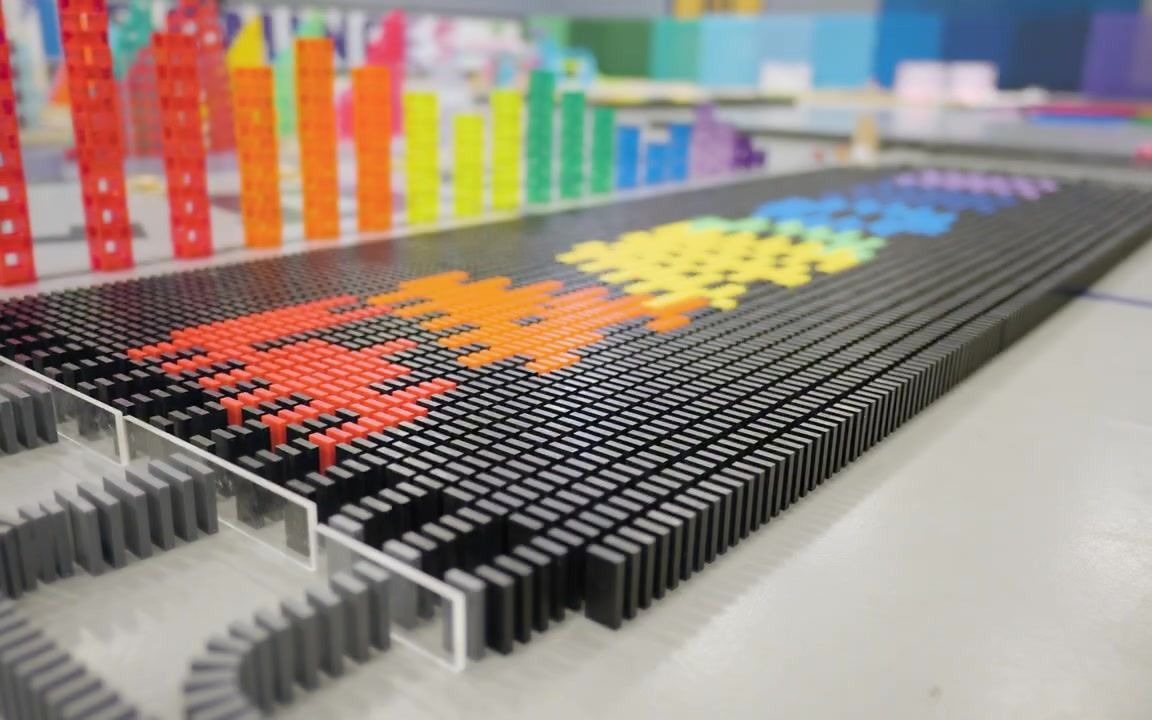 壮观十万片多米诺骨牌墙吉尼斯世界记录