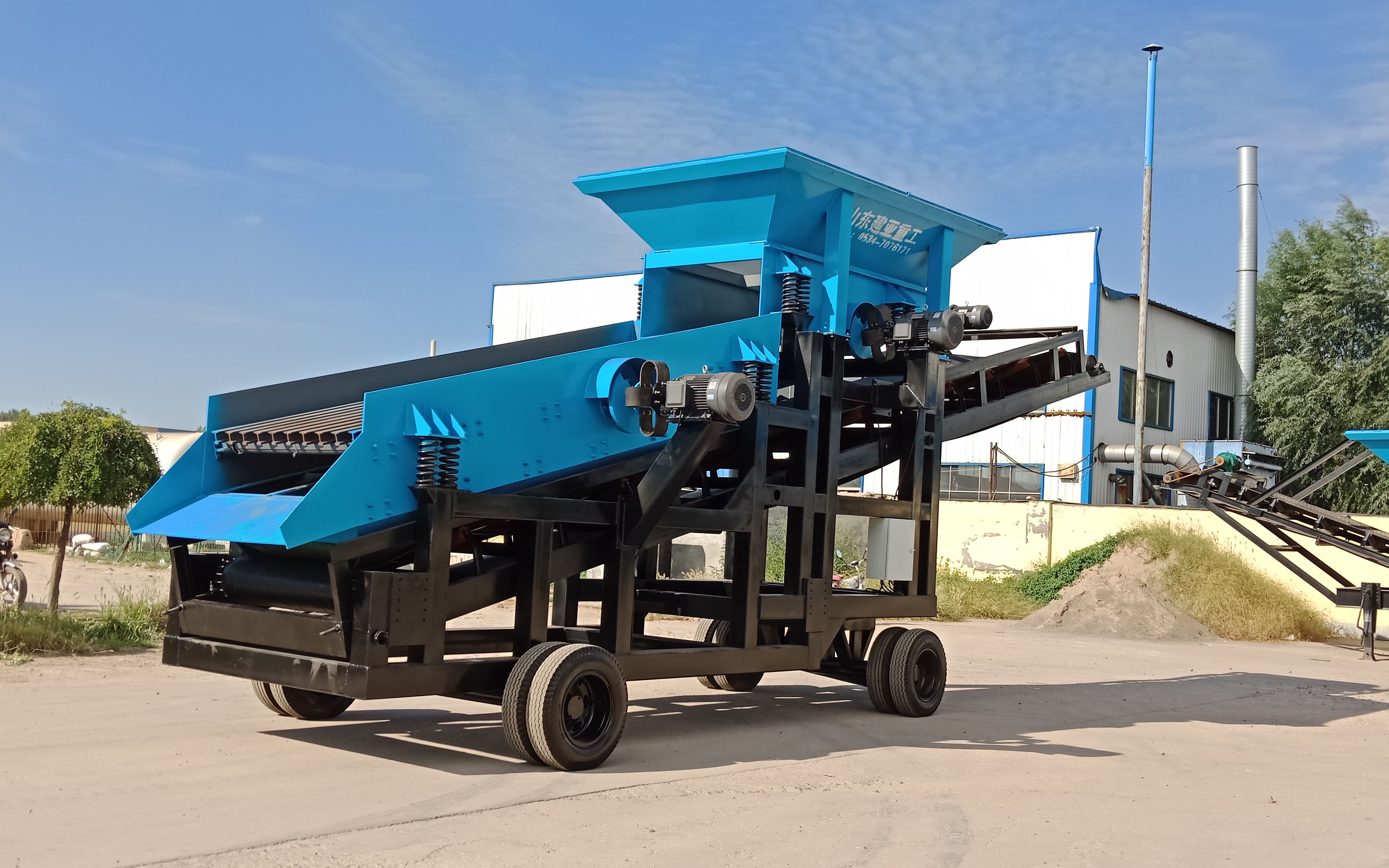 时产200吨的移动筛石机高效更节能