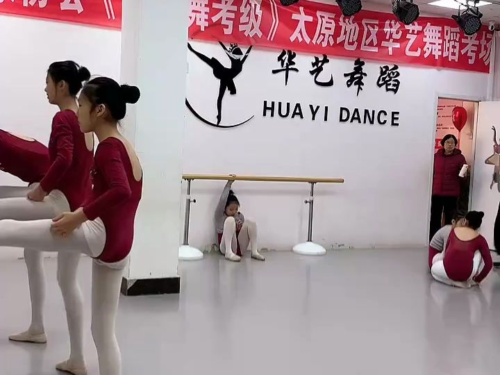 舞蹈生女孩的日常训练6