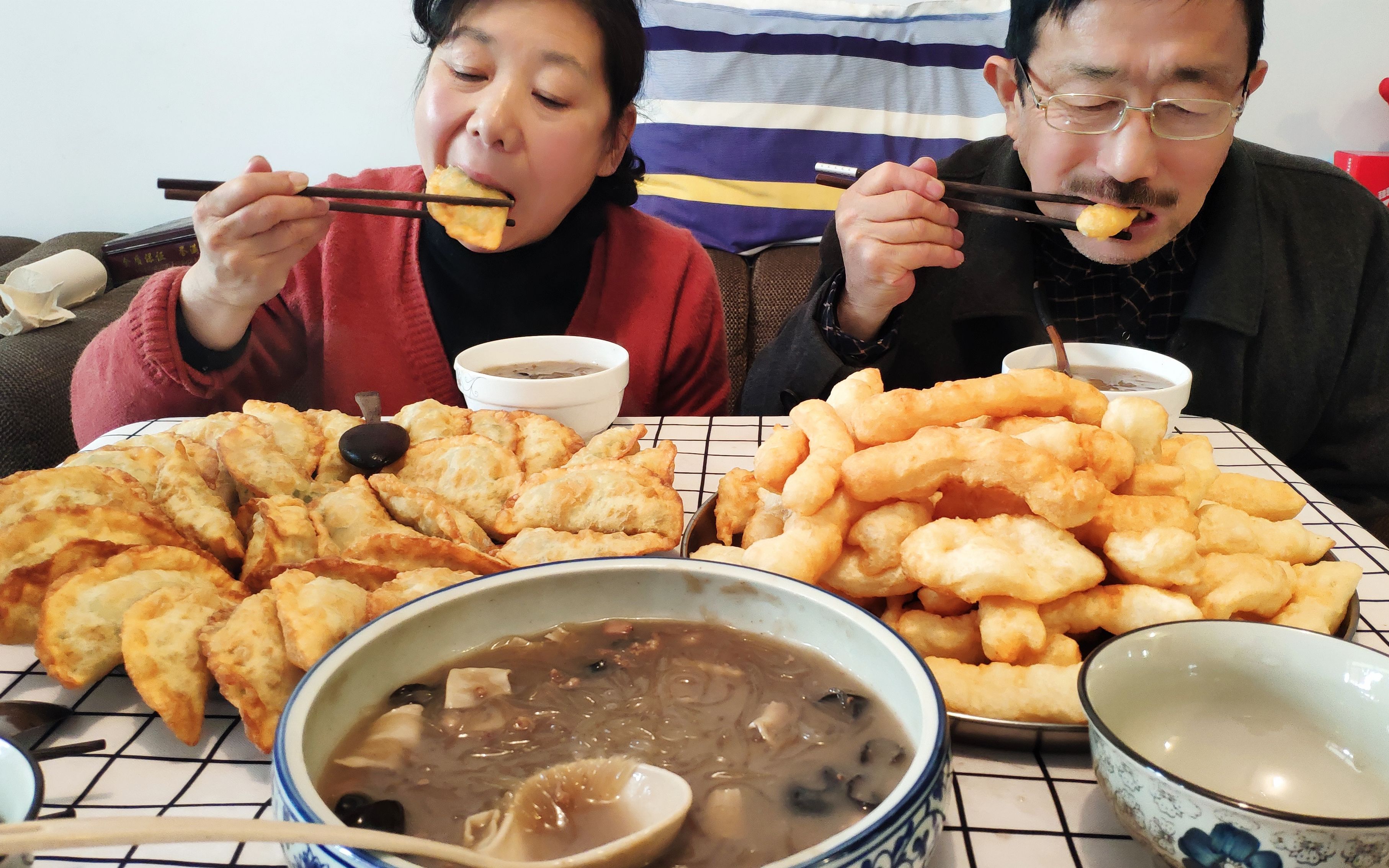 [图]婆媳有说有笑下厨房，炸菜角，炸油馍，胡辣汤，小生活甜蜜幸福