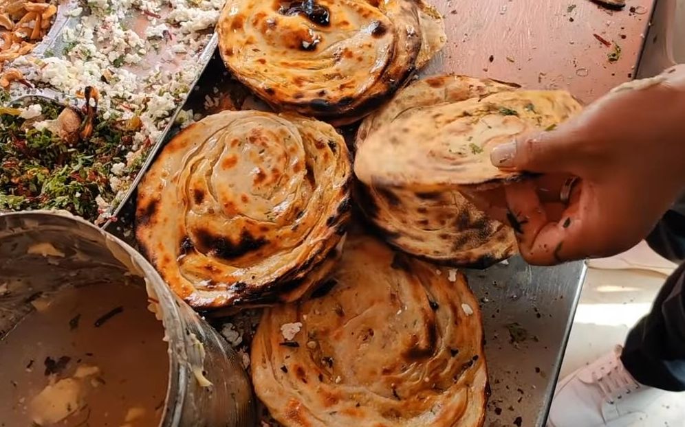 孟买街头,印度人吃烙饼,要如此多的调料_哔哩哔哩 (゜-゜)つロ 干杯