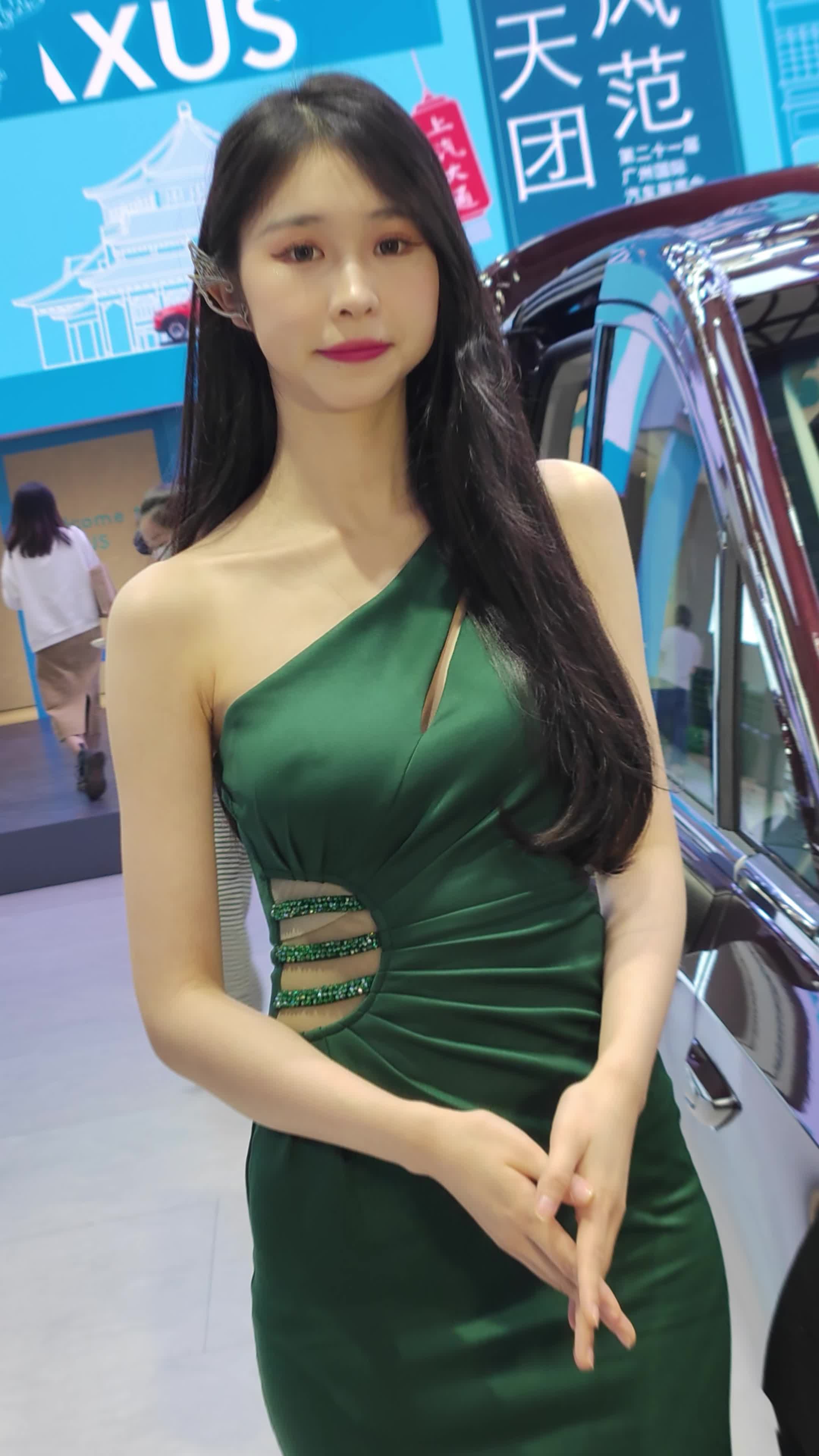 请问车模的端庄是刻意去训练出来的嘛