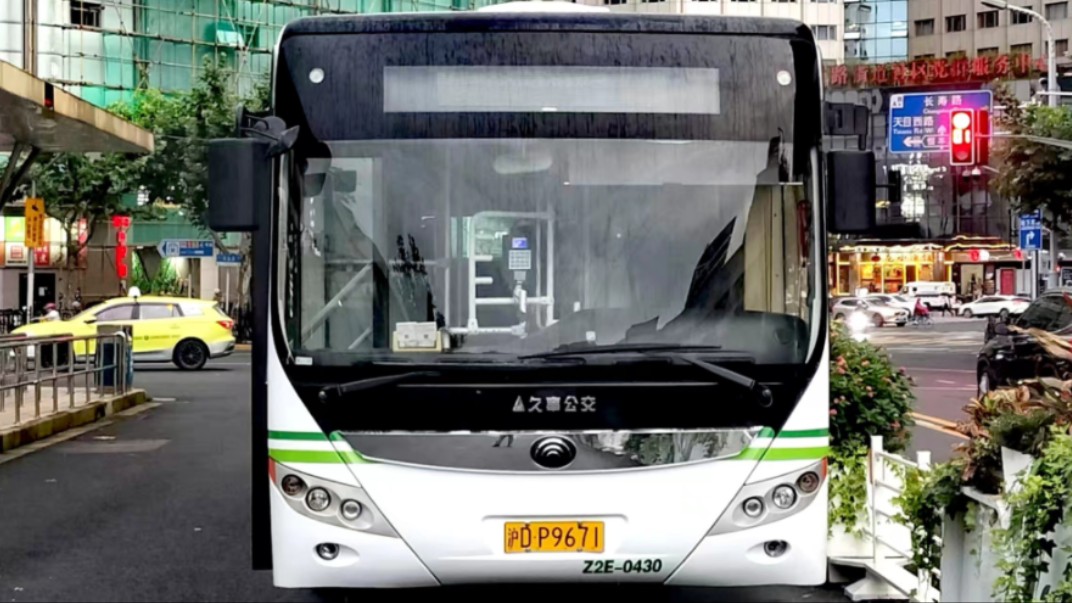 (巴士三公司)上海837路公交车终点站上海火车站(南广场)离站(上海火车