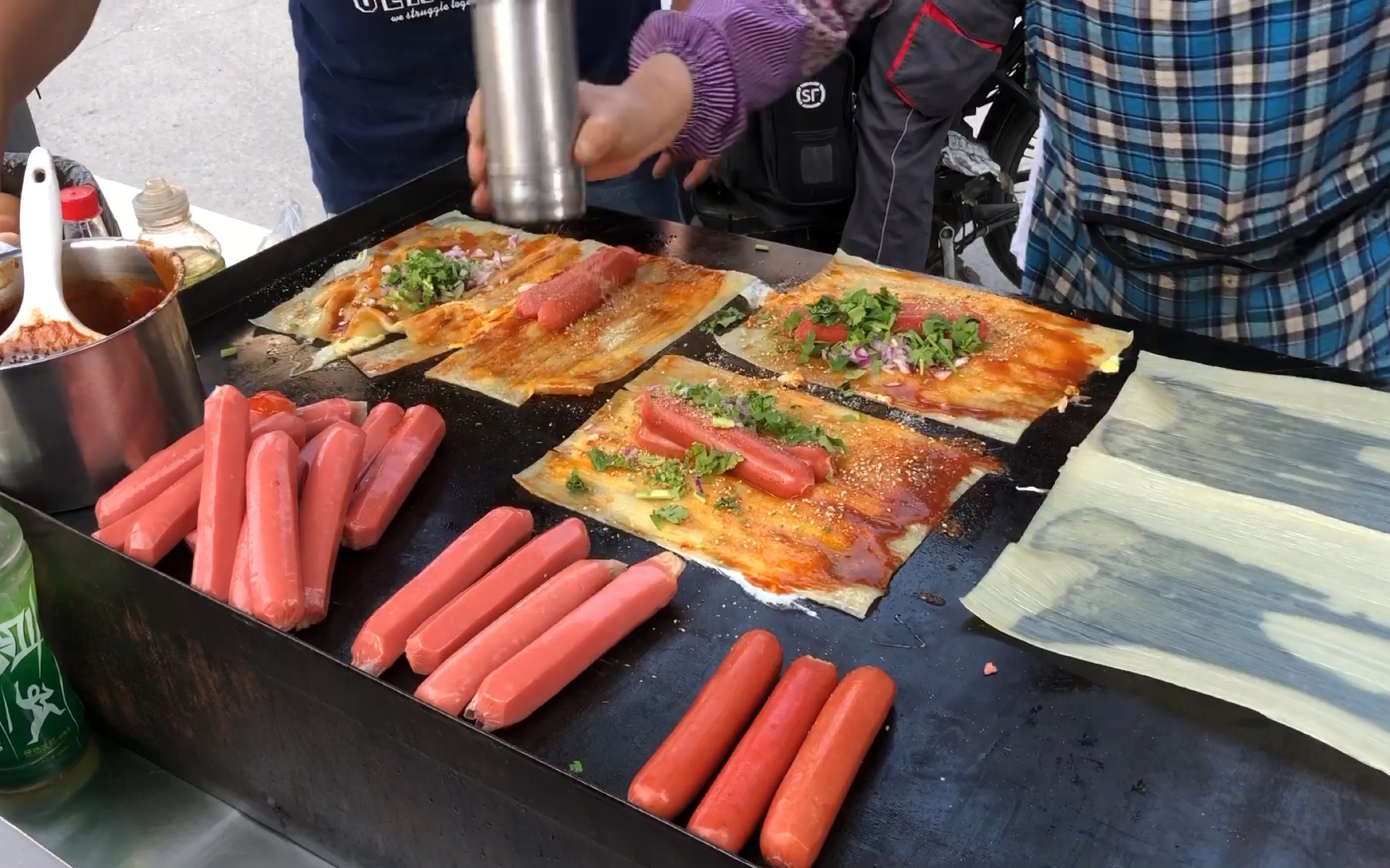 街头再现秘制烤冷面做法,好恰