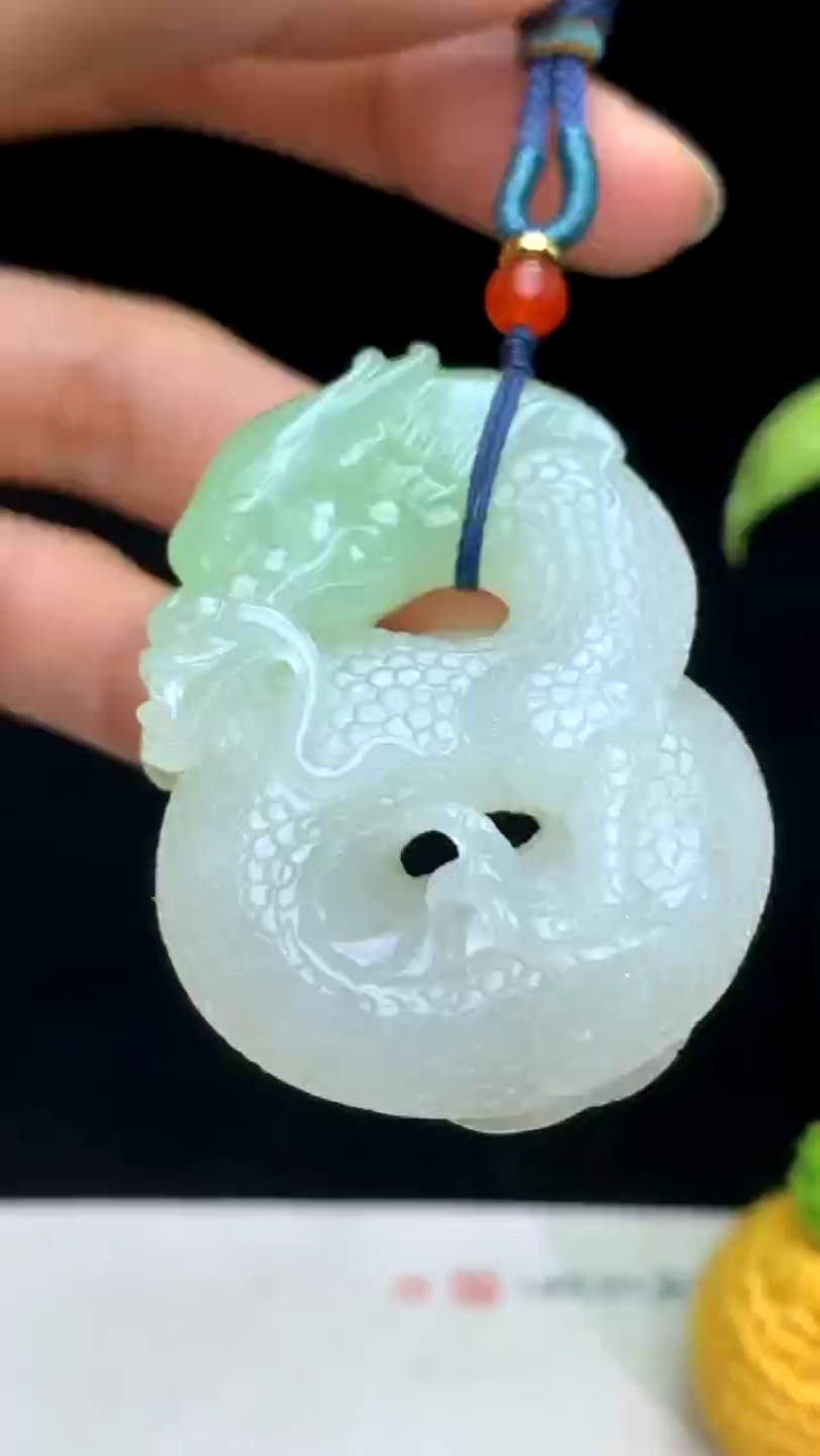 和田翠玉之祥龙赐福挂件欣赏