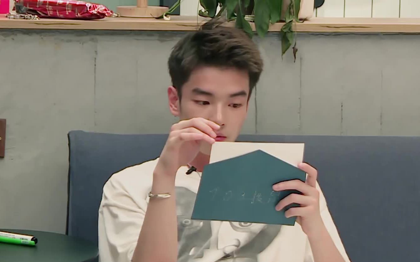 【我们恋爱吧】夏侯给小黑的信拍照留念,送小黑和林珏离别礼物