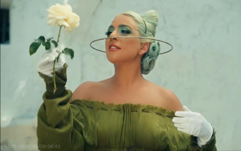 ladygaga我无法改写痛苦只能让它美丽911mv花絮中英字幕