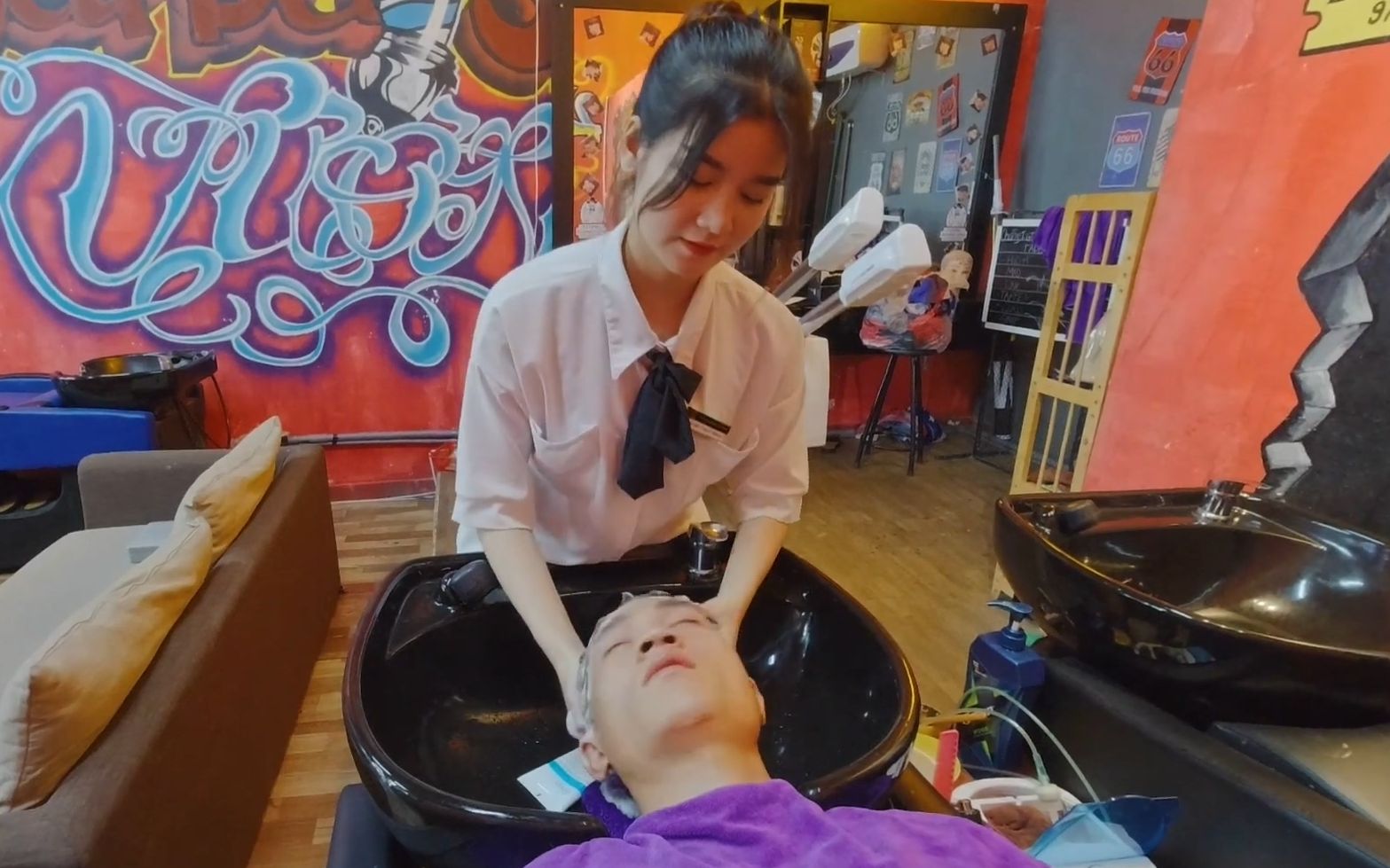 越南按摩理发店洗头的制服小姐姐