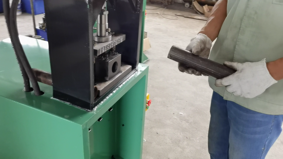 畜牧设备制作工具圆管冲弧口机带流锌孔