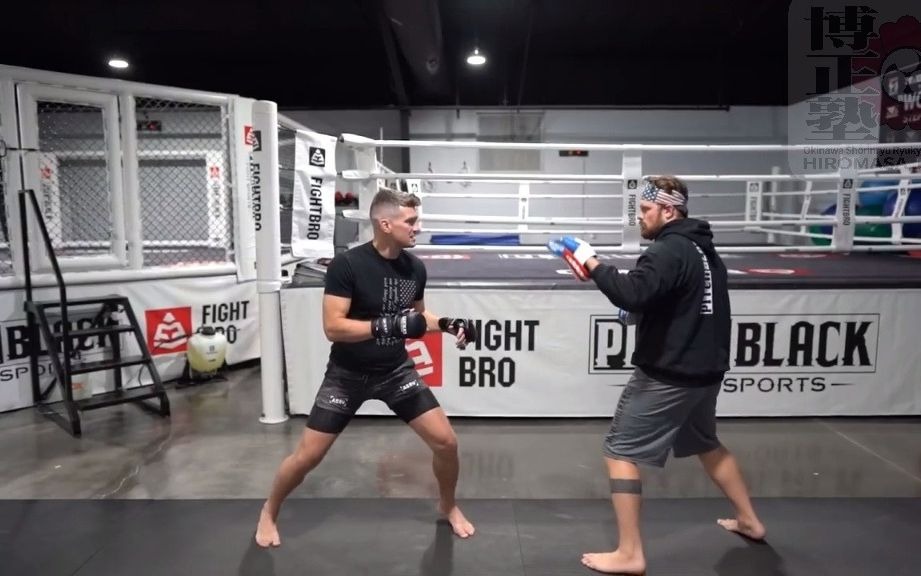 中字ufc的空手战士神奇小子分享后撤同时进攻的要点及三个技术