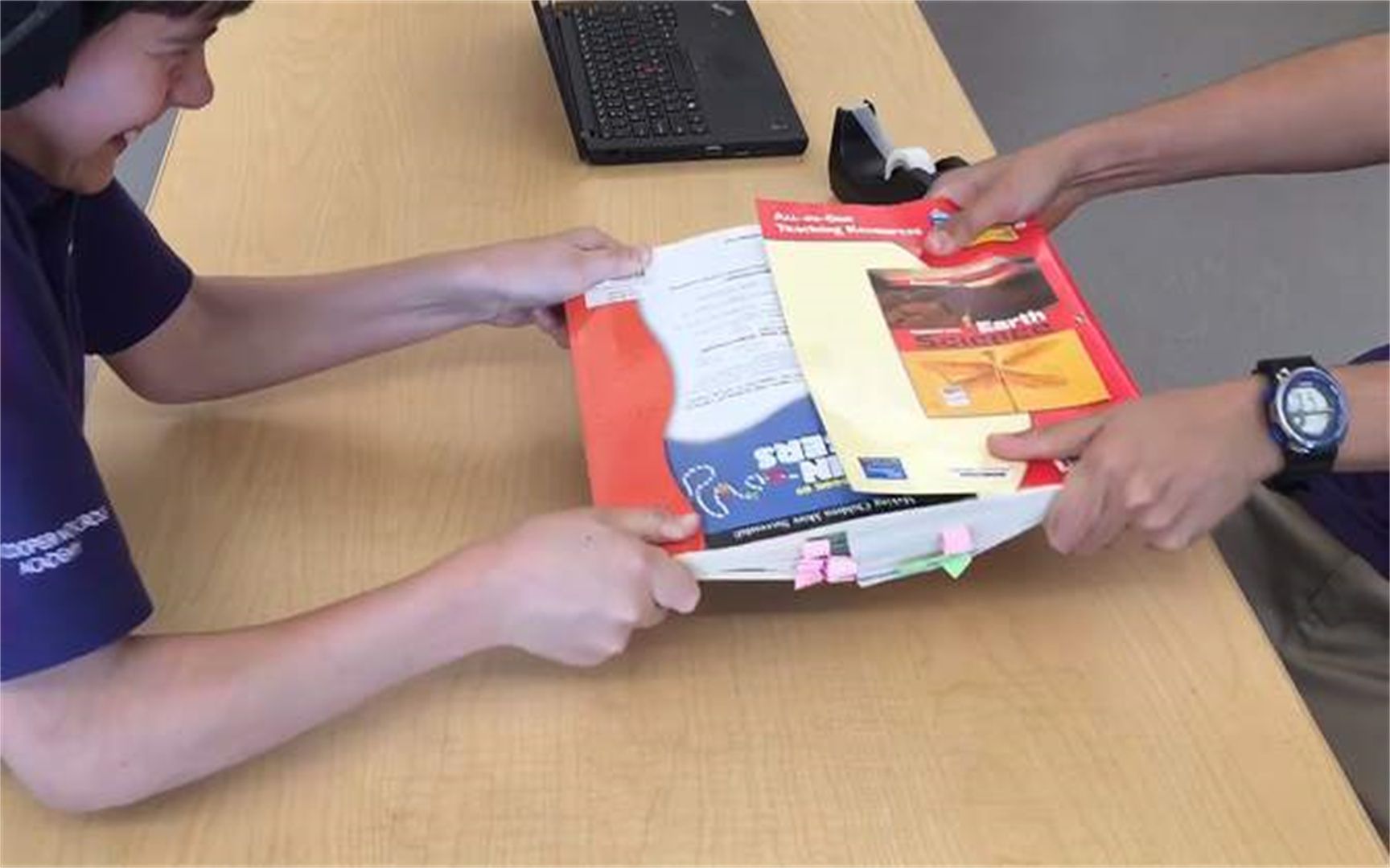 两个书本叠加在一起,为什么用力都拉不开 摩擦力为何如此大 1