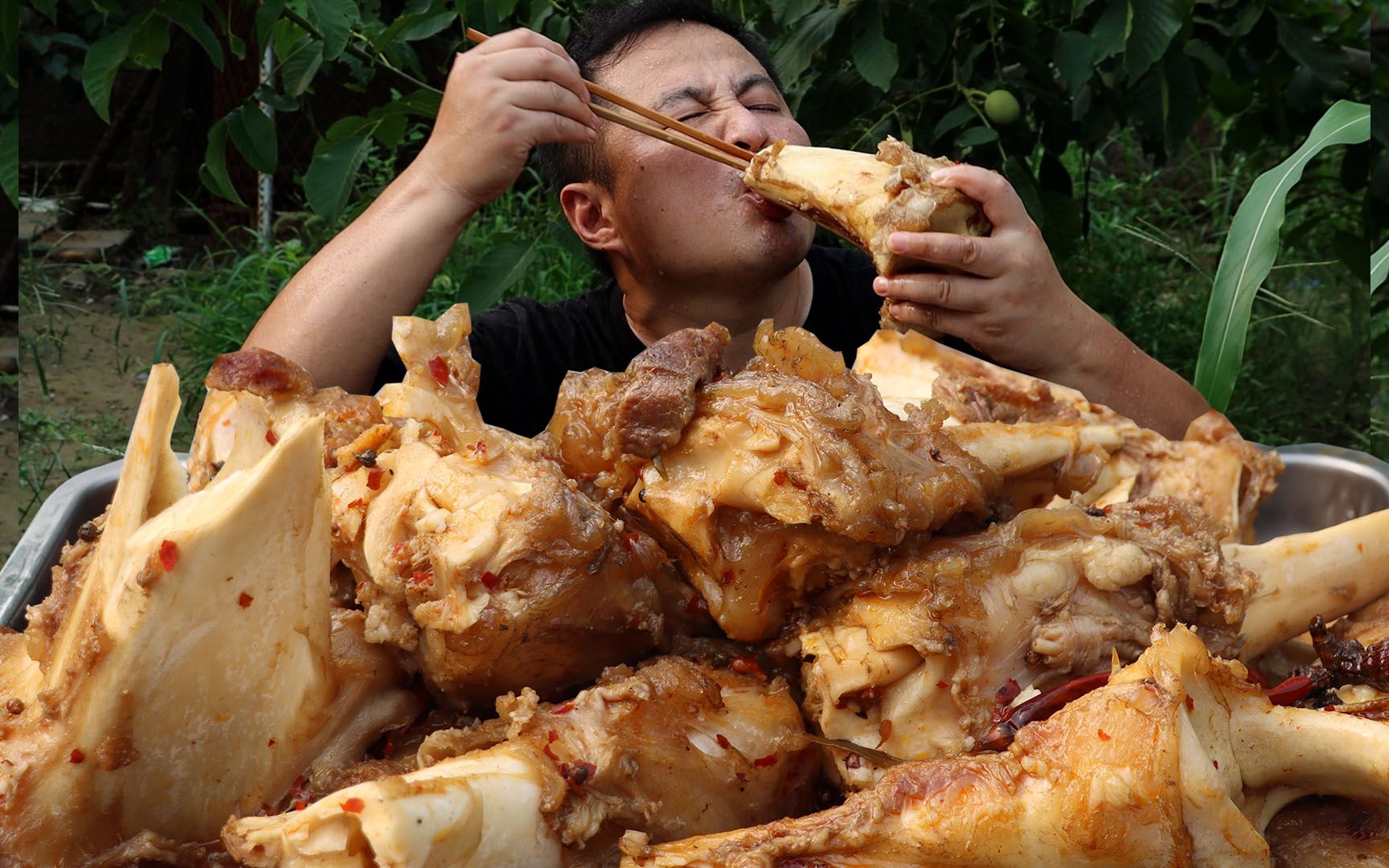 冰箱还有4根牛棒骨,做个麻辣牛骨髓,啃牛肉喝骨髓,别提多美了