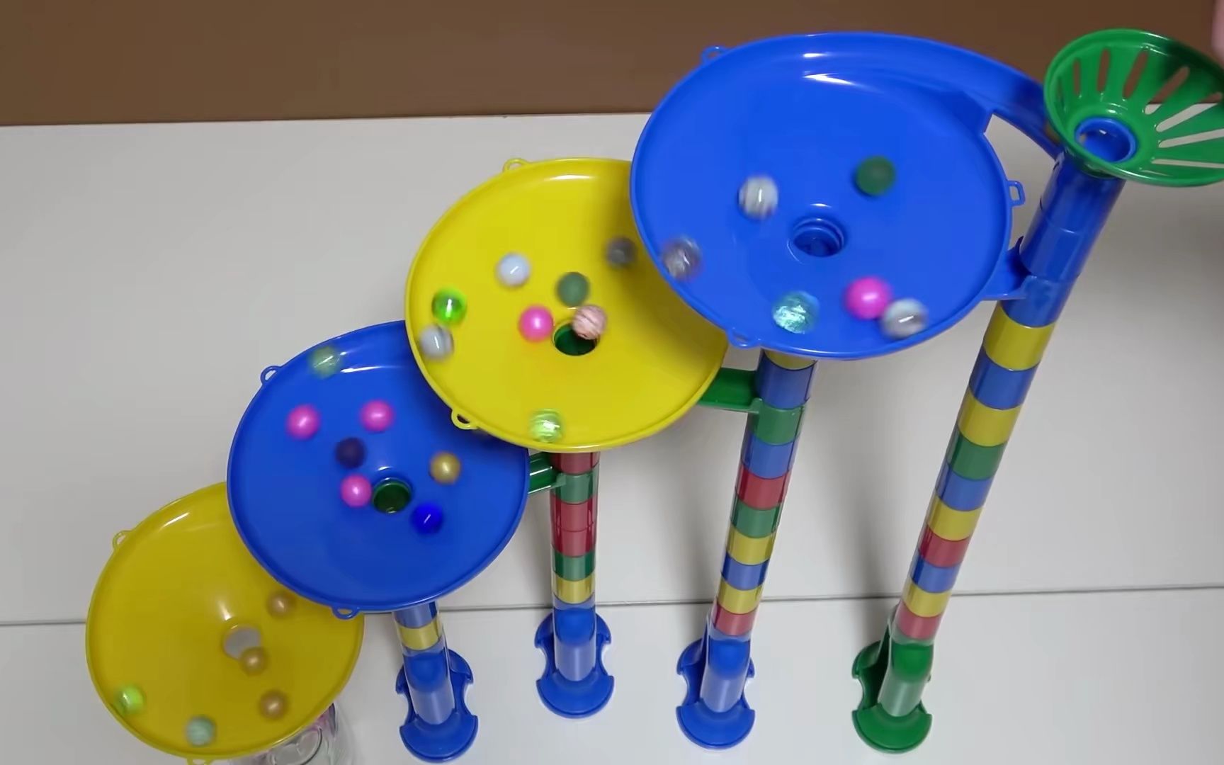 弹球闯关动画 彩色弹球大转盘