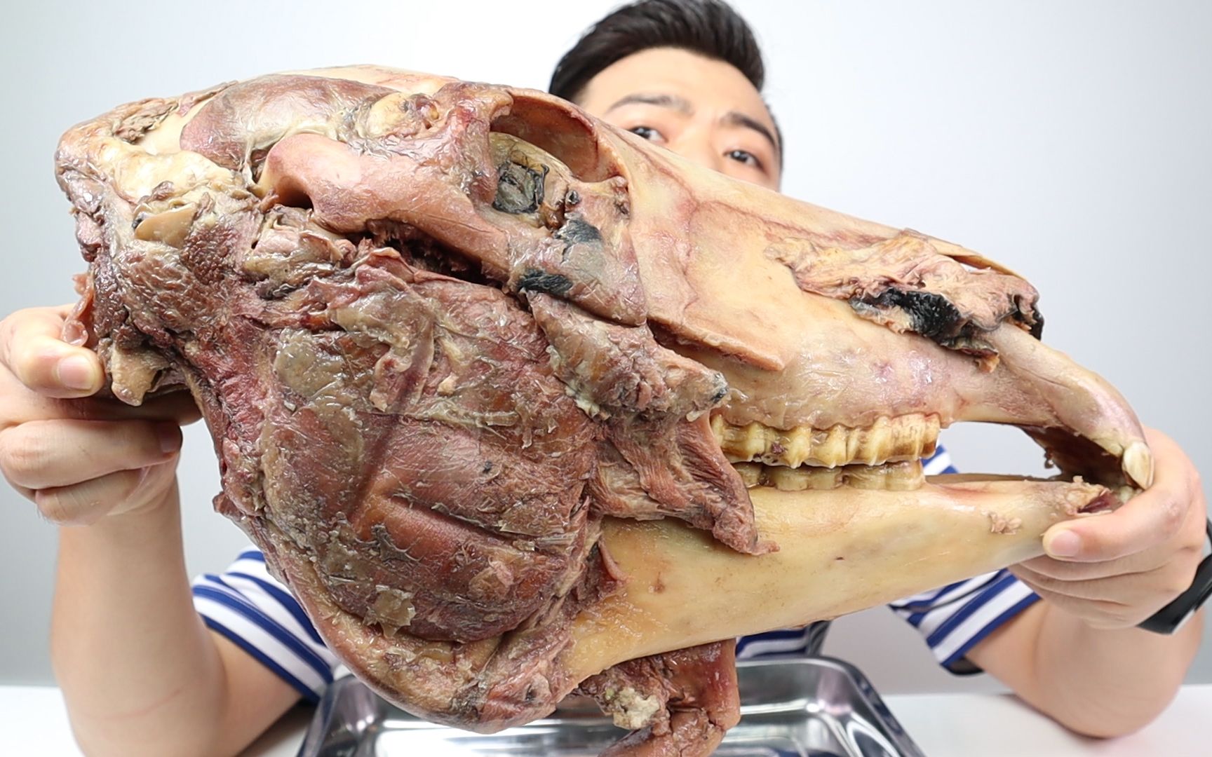 花300块买个15斤酱驴头,打开的那一瞬间有点于心不忍,但吃起来却味道