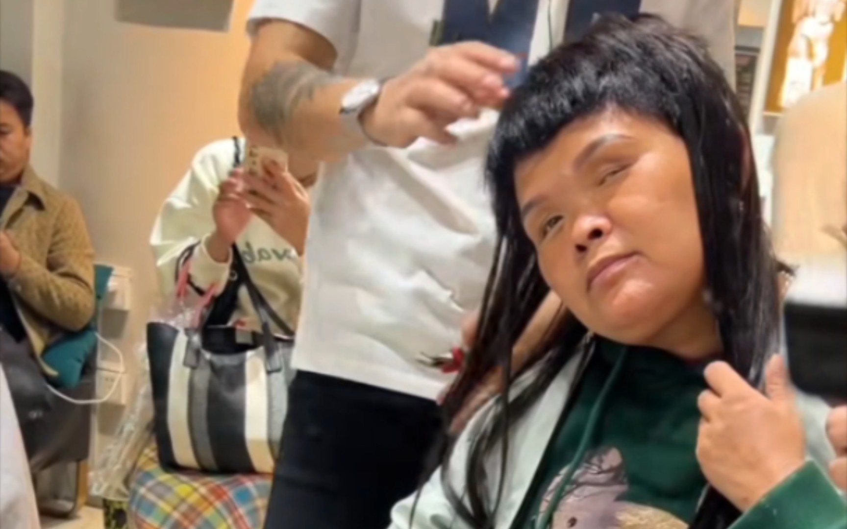 小马云妈妈马芸挑战接头发,小马云又换新保姆