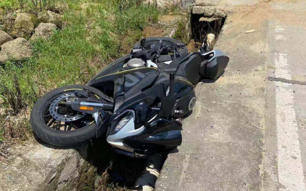 sr跑山遭遇下雨导致车辆进水沟,然后从山顶开下到山脚2
