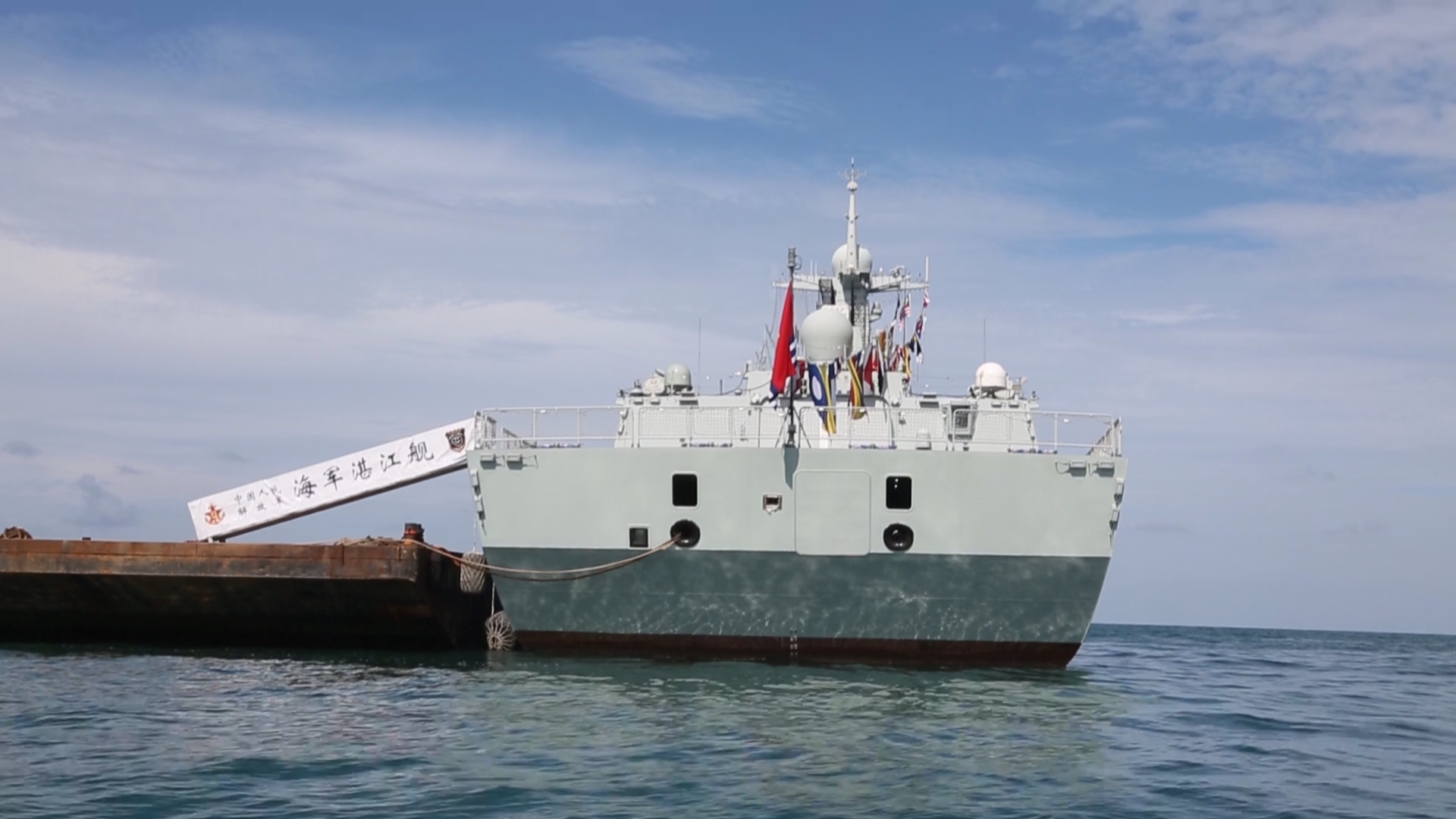 052d湛江舰抵达兰卡威 首次走出国门参展