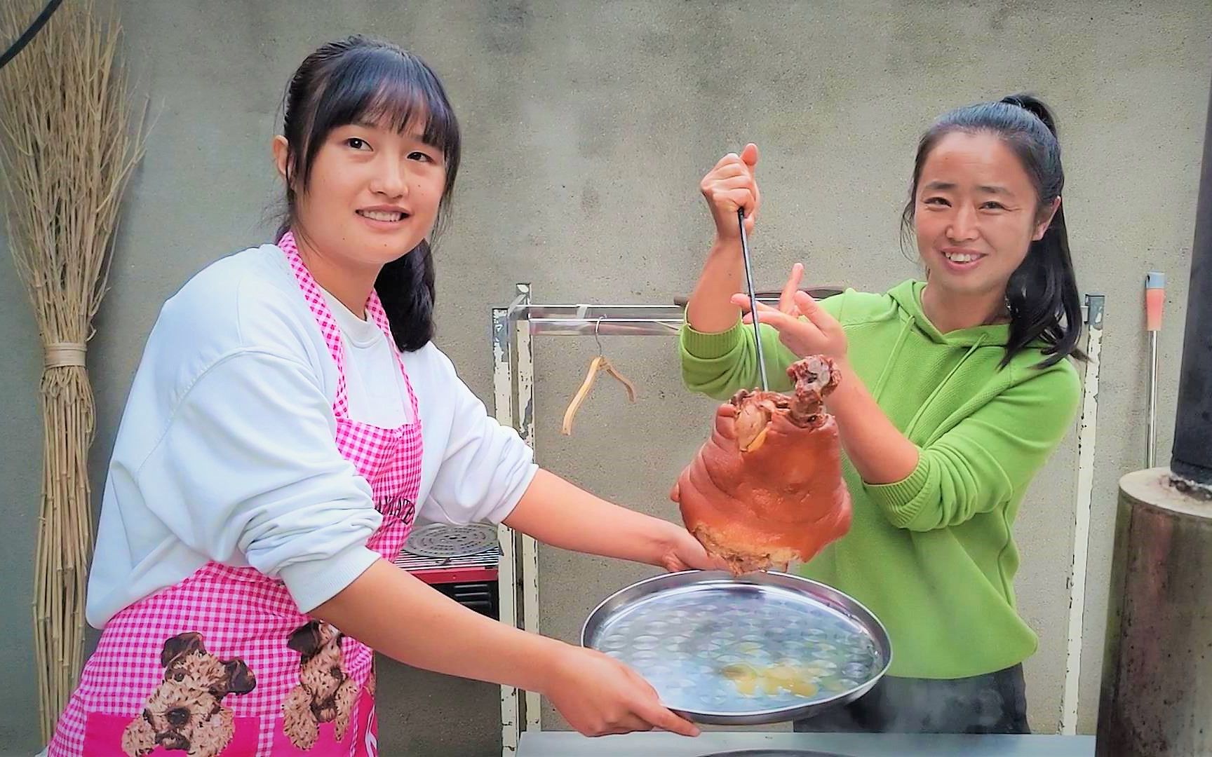 去荣荣家玩,大庆俩口子太热情烧了一桌子菜,一起吃饭聊天真开心