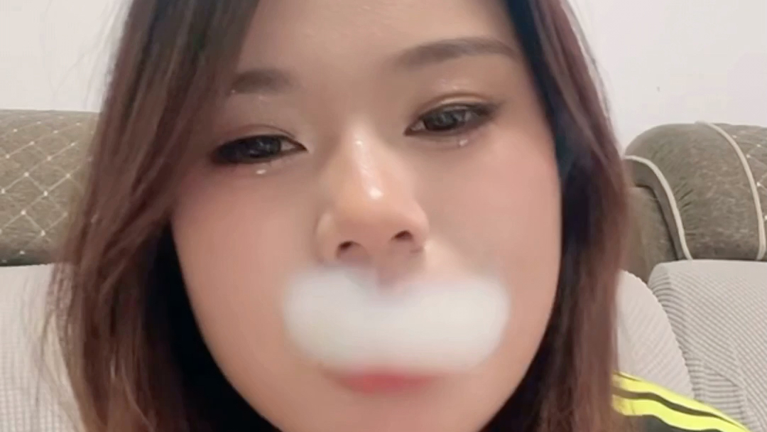 漂亮小姐姐烟瘾大